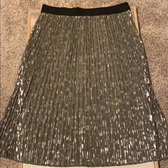 NWOT LulaRoe Elegant Jill Pleated Arrow Skirt